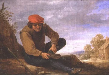 Sitzender Mann, der seinen Schuh auszieht