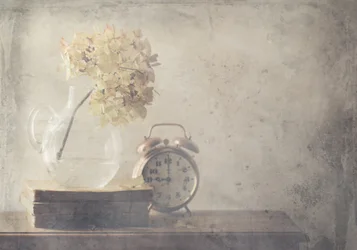 Getrocknete Blumen und alte Uhr