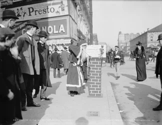 Weihnachtsmann sammelt Spenden für Volunteers of America am Broadway in New York City, ca. 1903