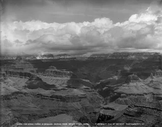 Der Grand Canyon in Arizona gegenüber dem Bright Angel Hotel, ca. 1900
