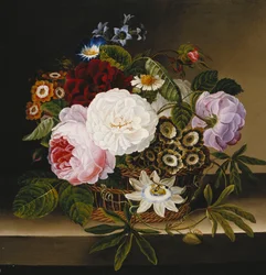 Rosen und andere Blumen in einem Korb auf einem Sims