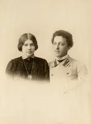 Porträt des Dichters Alexander Aleksandrovich Blok (1880-1921) mit seiner Frau. Silbergelatine-Fotografie von Dmitri Spiridonovich Zdobnov (Ende des 19. Jahrhunderts)