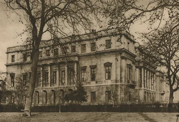 Blick auf das London Museum im Lancaster House durch die Gitter des Green Park, um 1935