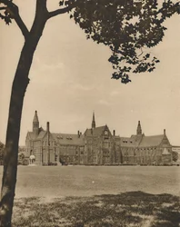 Eine der öffentlichen Schulen Londons: St. Pauls von den Spielfeldern, um 1935