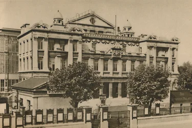 Vor dem Peoples Palace in der Mile End Road, um 1935