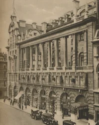Südfront des Piccadilly Hotels, erbaut 1908, ca. 1935