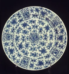 Teller mit blauem Rosenmuster, 1764
