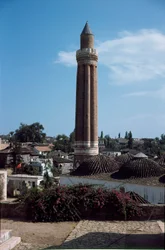 Ansicht des kannelierten Minaretts der Yivli-Moschee (1230)