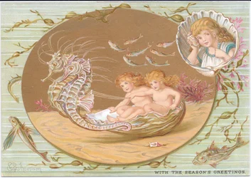 Eine viktorianische Weihnachtskarte von zwei Wasserbabys, die in einem Muschelwagen fahren, gezogen von einem Paar Seepferdchen, umgeben von Seetang und Fischen. Auch ein Kind, eingerahmt in einer Jakobsmuschel, mit einer Muschel am Ohr, lauscht dem Meer, 