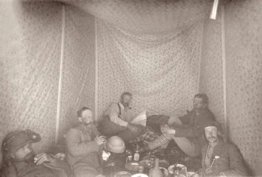 Mitglieder der Arabah-Expedition in ihrem Zelt, 1883