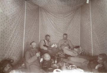 Mitglieder der Arabah-Expedition entspannen sich in ihrem Zelt, 1883