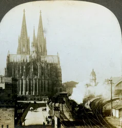 Kölner Dom von einer Eisenbahnbrücke, Köln, Deutschland
