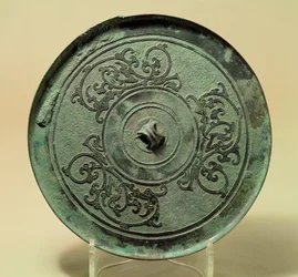 Spiegel mit verschlungenen Drachen, Östliche Zhou-Dynastie, Zeit der Streitenden Reiche, 475-221 v. Chr.
