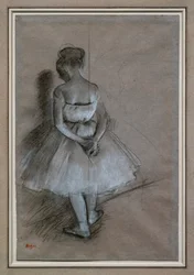 Stehende Tänzerin, Hände hinter dem Rücken verschränkt