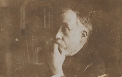 Selbstporträt in der Bibliothek, Hand am Kinn, wahrscheinlich 1895