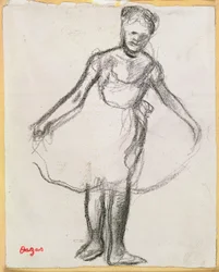 Stehende Tänzerin, die ein Tutu hält