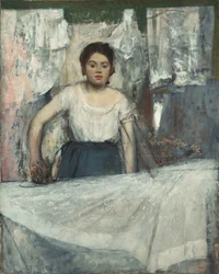 Frau beim Bügeln