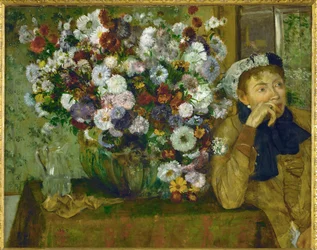 Frau lehnt neben einer Vase mit Blumen