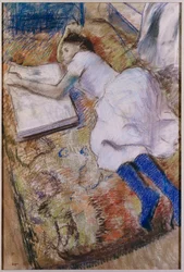 Junges Mädchen ausgestreckt, ein Album betrachtend, ca. 1889