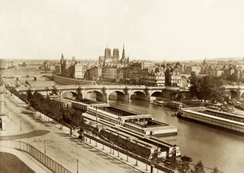 Seine mit Brücken, im Hintergrund Notre-Dame de Paris