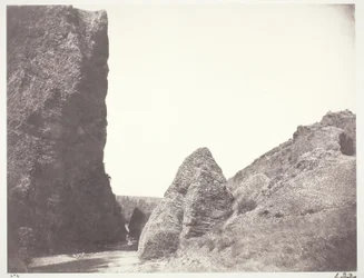 Bach fließt zwischen einer Klippe und Felsen