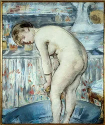 Die Wanne oder Frau in einer Wanne. Eine Frau mit den Füßen in einem Becken macht ihre Toilette