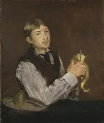 Junger Knabe, der eine Birne schält