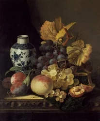 Trauben, Pfirsiche, Pflaumen und Johannisbeeren mit einer blau-weißen Vase