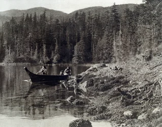 Indianer Kanufahren am Ufer der Nootka