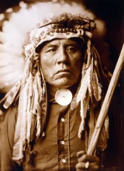 Curley, Apsaroke-Mann, trägt Kopfschmuck, ca. 1905, Foto von Edward S. Curtis