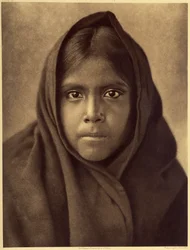 Qahatika-Mädchen. Junges Qahatika-Mädchen. Diese Wüstenindianer leben etwa 60 Kilometer vom Pimas-Reservat (Arizona) entfernt. Foto aus Band 2 der Enzyklopädie von Edward S. Curtis (1868-1952) über die Indianer Nordamerikas, mit einem Vorwort von Theodore 