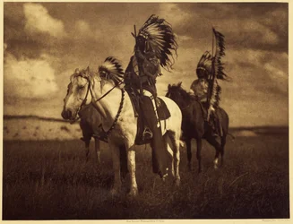 Sioux-Häuptlinge. Sehr oft bildeten zwei oder drei Männer eine Kriegstruppe und zogen wochen- oder monatelang umher. Manchmal kehrten sie mit Skalps, Pferden oder Frauen zurück. Dann wusste die Kriegstruppe, egal wie groß sie war, dass sie besiegt worden w