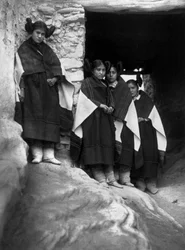 Junge Hopi-Indianer im Dorf Walpi (Arizona)