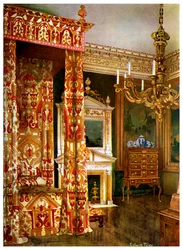 Bett von Königin Anne, Kommode auf einem Ständer und ein hölzerner Kandelaber, 1910