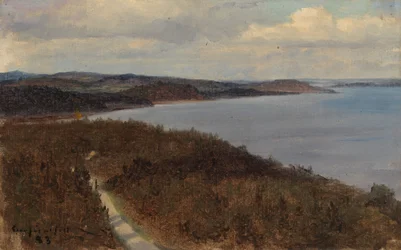Blick auf einen See und Bergrücken
