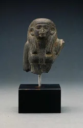 Kopf und Schultern einer Frau aus einer Gruppenstatue, wahrscheinlich eine Grabdyade, Mittleres Reich