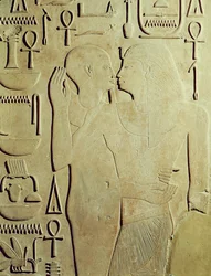 Sesostris I. (regierte 1971-28 v. Chr.) wird vom Gott Ptah umarmt, Relief aus dem Amun-Tempel, Karnak