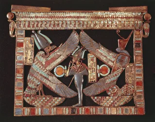 Brustplatte mit einer Darstellung des Osiris vor schwarzem Hintergrund