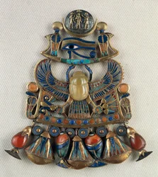 Brustplatte mit Sonnen- und Mondemblemen, aus dem Grab von Tutanchamun, Theben, Ägypten, Goldschmiedekunst, Ägyptische Zivilisation, Neues Reich, Dynastie XVIII