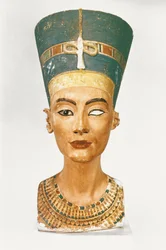 Büste der Königin Nofretete, Vorderansicht, aus dem Atelier des Bildhauers Thutmosis in Tell el-Amarna (bemalter Kalkstein)