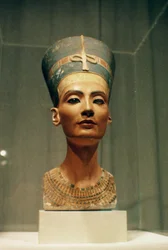 Büste der Königin Nofretete, Vorderansicht, aus dem Atelier des Bildhauers Thutmosis in Tell el-Amarna