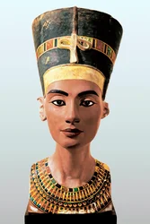 Büste der ägyptischen Königin Nofretete (1353-1336 v. Chr.), Ehefrau des Pharaos Amenophis IV. Echnaton