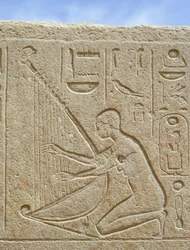 (Detail) eines Reliefs, das einen Musiker darstellt, Karnak