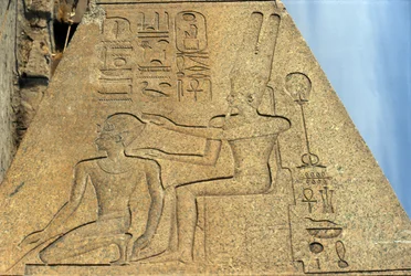 Detail des gefallenen Obelisken von Königin Hatschepsut
