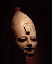 Ägyptische Antiquität: Kolossalkopf von Amenophis III. Rosengranit-Skulptur. 14. Jahrhundert v. Chr. 18. Dynastie. Luxor-Museum, Ägypten