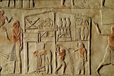 Ägyptische Antike: Nahrungsmittel werden in Lagern aufbewahrt. Relief, das ein Grab eines hohen Beamten der 18. Dynastie schmückt. Bologna, Civico Museo Archeologico