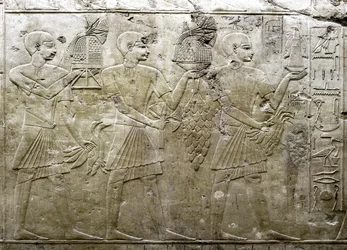 Ägyptische Antike: Darstellung von Opferträgern. Flachrelief aus dem Grab des Wesirs Ramose (18. Dynastie). Luxor, Theben, Tal der Adligen, Ägypten