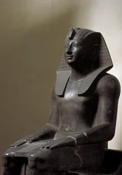 Ägyptische Antike: Skulptur aus Basanit, die den Herrscher Thutmosis III darstellt, 18. Dynastie. Turin, Ägyptisches Museum