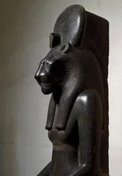 Ägyptische Antiquität: die mit der Sonnenscheibe gekrönte Löwengöttin Sachmet. Statue aus schwarzem Granit. 1540-1295 v. Chr. Maße: 210 cm. Turin, Ägyptisches Museum