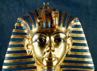 Totenmaske von Tutanchamun, getriebenes Gold, Keramik und Halbedelsteine, aus dem Grab des Pharaos, Theben, Ägypten, Detail, Goldschmiedekunst, Ägyptische Zivilisation, Neues Reich, Dynastie XVIII